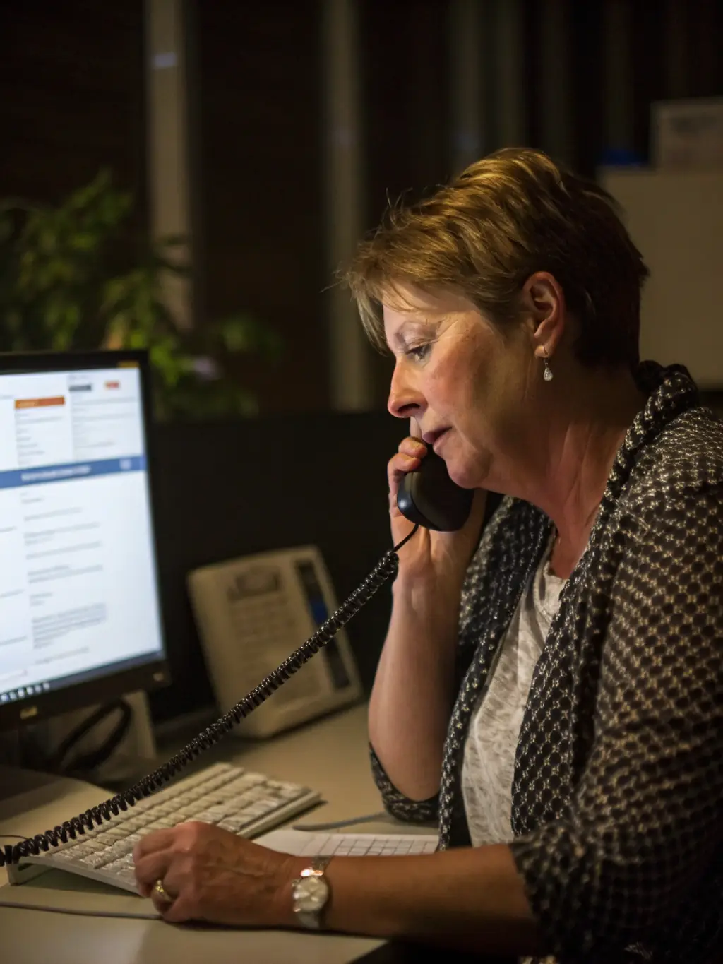 A dedicated support team member swiftly resolving a VoIP system issue remotely, demonstrating Phone Systems Atlanta's commitment to fast outage response.